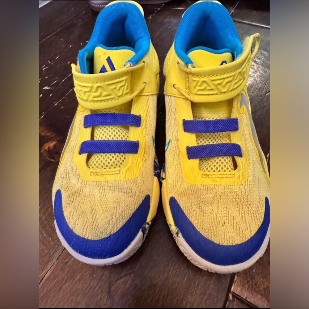 Bright yellow Nike boys 1.5 basketball shoes